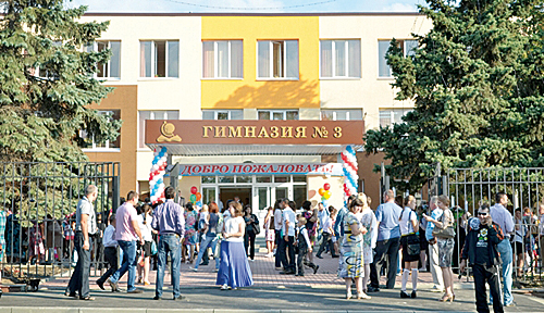 Школы района ограждены забором. Пример ограждения территории гимназии № 3 г. Аксая.