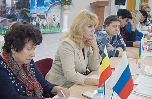 Г.П. Косивцова, Е.А. Ягольник, М.И. Еремина в ходе обсуждения ключевых вопросов. 