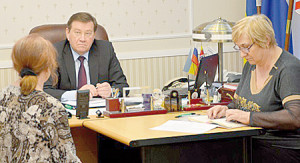 В.И. Борзенко (в центре) ведет личный прием граждан.