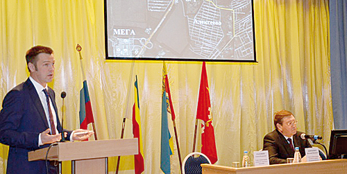 Мероприятие состоялось 8 февраля и вызвало большой интерес у горожан – в этот день зал Дома культуры «Молодежный» был полон. Среди приглашенных – Почетные граждане города и района, депутаты, представители бизнеса, активисты общественных организаций. Традиционно во время встречи с населением присутствует глава Администрации Аксайского района В.И. Борзенко, его заместители, руководители отраслевых органов, члены Общественного совета при Администрации Аксайского района.