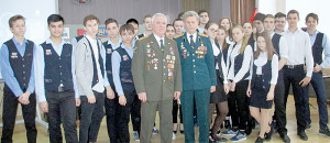 В.И. Найденов и В.Г. Давыдов (в центре) со школьниками.