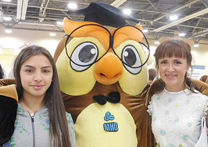 О.С. Фуга (справа) с активным волонтером А. Хамберян.