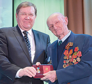 В.И. Борзенко вручает почетный знак «Аксайский район» В.И. Морозову.