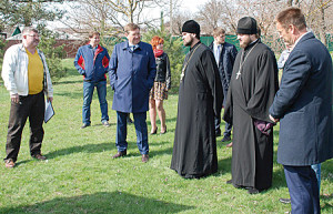 В.И. Борзенко, протоиерей Андрей Мекушкин (в центре).