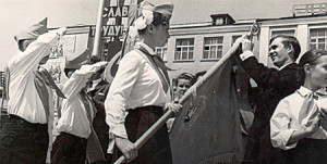 Первый секретарь Аксайского РК ВЛКСМ В.Я. Самохлебов прикрепляет ленту правофланговой дружины на Знамя пионерской организации Мишкинской средней школы, 1972 год.