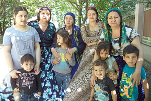 Цыганских женщин невозможно представить без ребятишек.