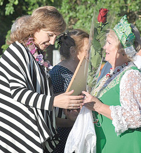 Л.Н. Тутова поздравляет истоминцев.