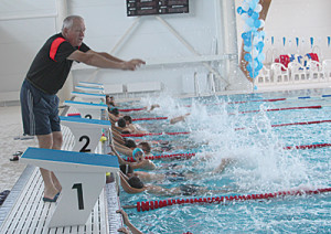 В новом Дворце спорт а детей обучают плаванию.