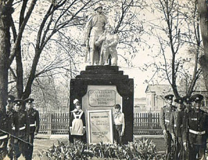 Пионеры около братской могилы воинов Великой Отечественной войны, 80-е годы.