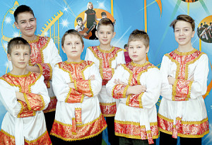 Участники ансамбля «Озорные ложкарята».