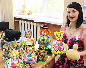 В.П. Костючек и созданные мастерами «Веретена ремесел» изделия.