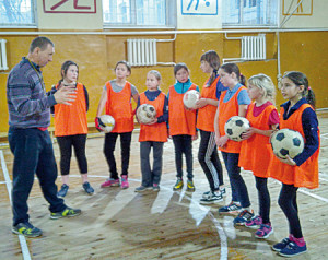 Тренер обсуждает с командой тактику игры.