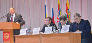 В.А. Еременко выступает с отчетом, справа – В.И. Борзенко, И.И. Злобин, С.В. Рожков.