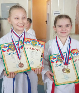 Полина Пащенко и Маргарита Савченко (слева направо).