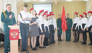 Подполковник Д.В. Хороших поздравляет лицеистов со вступлением в ряды юнармейцев.