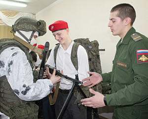 Солдат показывает юнармейцу, как обращаться с пулеметом.
