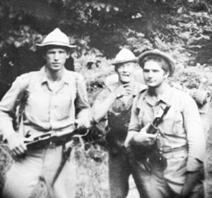 И.Н. Радченко (слева) с боевыми друзьями.