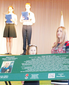 Вдова И.С. Шахового Светлана Владимировна и его дочь Вероника открыли Парту героя.
