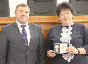 К.С. Доморовский и главный специалист администрации Мишкинского сельского поселения Т.Л. Слепченко.