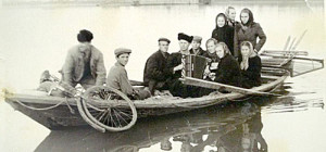 Молодежь станицы Сарочеркасской на переправе через реку Дон. 1964 год.