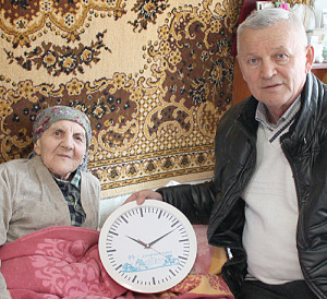 В.М. Языков поздравляет М.И. Лещину.