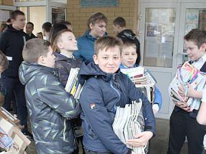 Сбор макулатуры в Аксайской СОШ № 2.