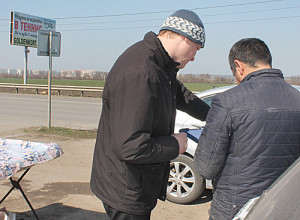 А.А. Чумаков (слева) вручает протокол об административном правонарушении.