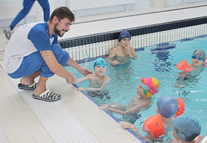 Тренер Е.А. Стогнеев работает с ребятами.