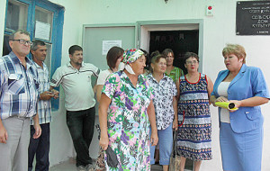 После отчета перед населением главы Верхнеподпольненского сельского поселения (справа) Т.Н. Терских не расходились еще долго.