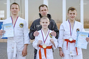 Тренер А.М. Мозговой (в центре), Д. Марихин, Д. Кирин, А. Березин (слева направо).