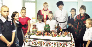 Ю.В. Агафонова (в центре) на ярмарке в Белой Калитве на празднике Покрова Пресвятой Богородицы. 2016 год. 
