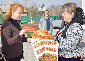 Гостей встречали хлебом-солью.