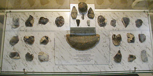 Клад кремневых заготовок и орудия труда человека эпохи позднего палеолита.
