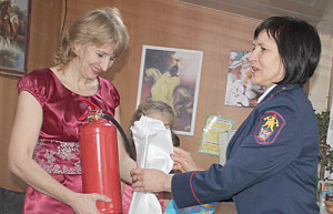 С.Ю. Резникова вручает подарки многодетной семье.