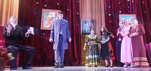 Сцена из спектакля. Исполнители – С. Иванов, А. Булатов, Р. Мухачева, А. Кузнецова, Р. Бареев, Ю. Еремушкина, И. Ересенко (слева направо).