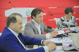 Леонид Александрович Шафиров – в центре.