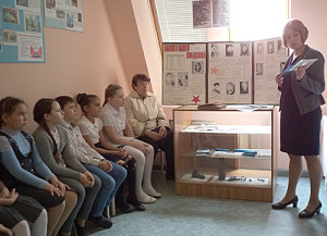 Л.Б. Базаева ведет урок мужества.