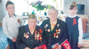 Дети поздравляют А.Л. Ересенко и В.И. Левченко.