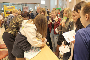 Девушки, возможно, будущие акушерки, могли научиться пеленать ребенка.