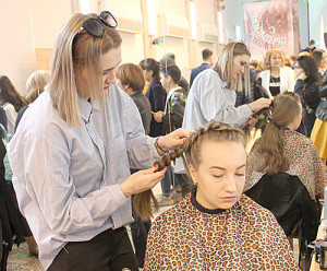 Стилисты салона красоты «Дева» наглядно показали профессию парикмахера.