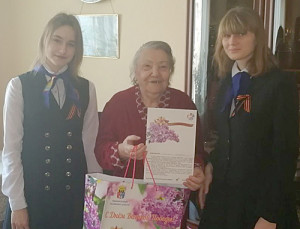 Алексия Полякова и Марьям Мукутадзе поздравляют А.Я. Бродскую.