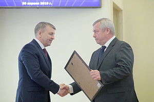 Фото-к-тексту-1Василий-Голубев-вручил-дипломы-за-качество-управления-бюджетным-процессом_