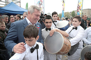 Фото-к-тексту-1Василий-Голубев-вручил-дипломы-творческим-династиям-Дона_1_