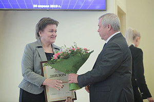 Фото-к-тексту-2Василий-Голубев-вручил-дипломы-за-качество-управления-бюджетным-процессом_