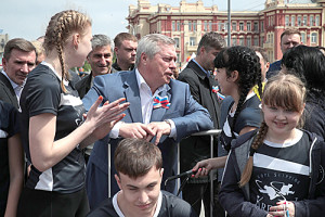 Фото-к-тексту-4Василий-Голубев-вручил-дипломы-творческим-династиям-Дона_