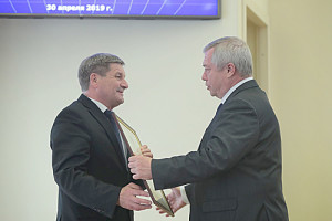 Фото-к-тексту-Василий-Голубев-вручил-дипломы-за-качество-управления-бюджетным-процессом_