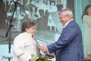 Фото-к-тексту-Василий-Голубев-вручил-дипломы-творческим-династиям-Дона_