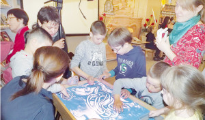 Картины из песка пробовали рисовать все участники фестиваля.