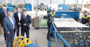 В.Ю. Голубев, В.И. Борзенко (слева направо) в производственном цехе Компании «Металл Профиль».