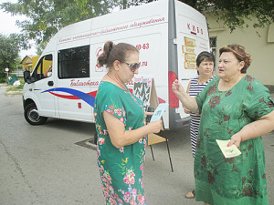 Н.Ю. Балыкина (справа) проводит выездную акцию.